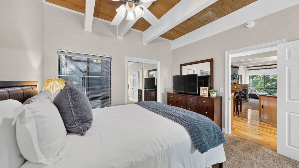 Juanita 2 by Avantstay Beamed Cabin + Pool + Balcony Diamond Peak + Lake Tahoe