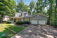 Spacious 4 BR Retreat Near Lake Norman With Deck - Homestays