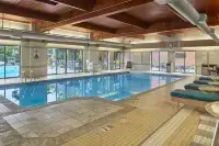 DoubleTree by Hilton Akron Fairlawn - プール