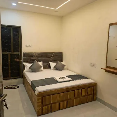 OM BNB AC ROOMS Available in Varanasi Hôtels à proximité de : Ghat Assi