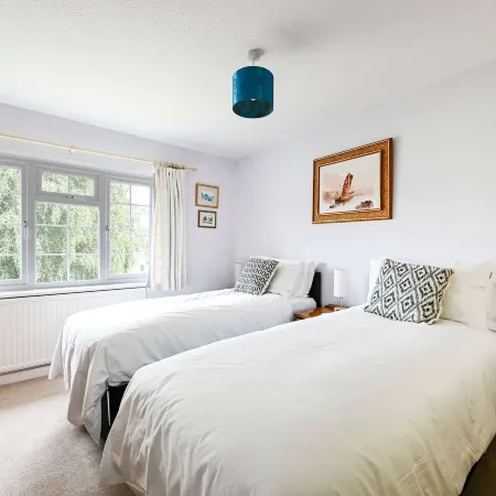 Spacious 3bed Home in Maidenhead Sleeps 6 Отели в г. Мэйденхед