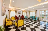 Revaas Pure Veg Lake View Hotel - pemandangan pegunungan