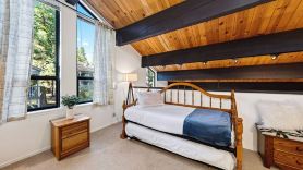 Tahoe Pines Retreat by Avantstay Pine-view Townhome Shared Pool + Mins to Northstar