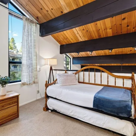 Tahoe Pines Retreat by Avantstay Pine-view Townhome Shared Pool + Mins to Northstar