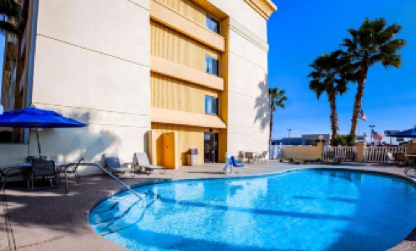 La Quinta Inn & Suites by Wyndham Houston Baytown East