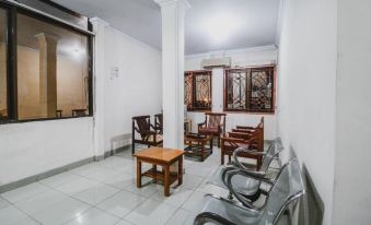 RedDoorz Plus Near WTC Batanghari Mall