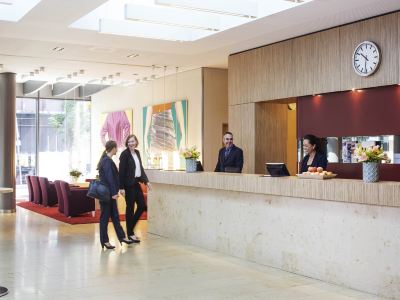 フロントデスク モーベンピック ホテル フランクフルト シティーの写真