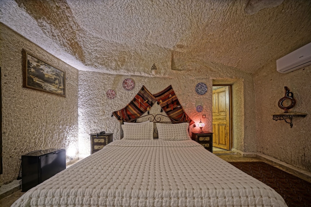 Emit Cave Hotel