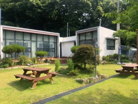 Goesan Haewadal Pension Отели рядом с достопримечательностью «Shinpoong Hanji Maeul»