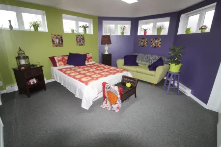 Gandhi: Very Large Room Decorated in Indian Style, Office Space and Sofa Отели в г. Шарлевуа-Эст