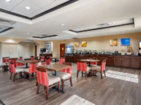 Comfort Inn & Suites Hotels in Clinton