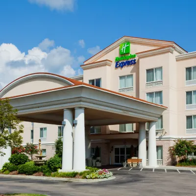 Holiday Inn Express & Suites CONCORD by IHG Hotel dekat Teater Old Courthouse