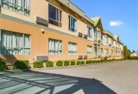 英屬哥倫比亞薩里 6 號汽車旅館 Kwantlen Polytechnic University附近的飯店