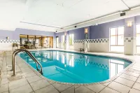 Quality Inn & Suites - Kolam Renang