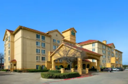 La Quinta Inn & Suites by Wyndham DFW Airport South / Irving Hotels in 