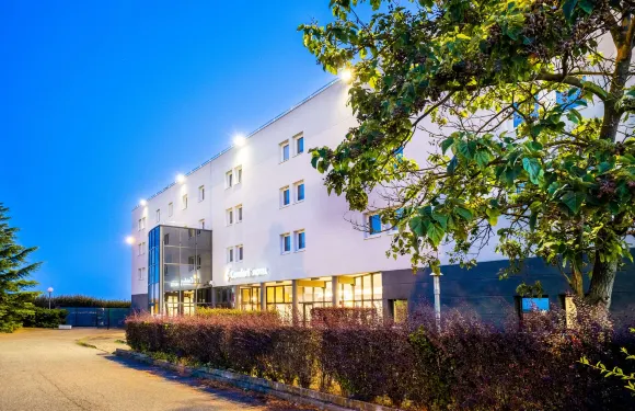 里昂聖艾修伯裏機場舒適酒店