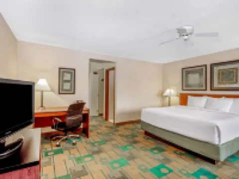 La Quinta Inn & Suites by Wyndham des Moines West Clive Hotels in Clive