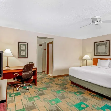 La Quinta Inn & Suites by Wyndham des Moines West Clive Hotels in Clive