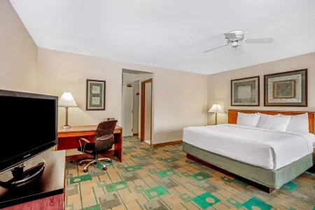 La Quinta Inn & Suites by Wyndham des Moines West Clive