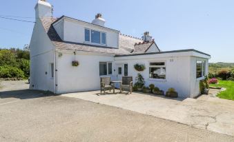 Charming 2 Bed House Near Rhoscolyn - Housity