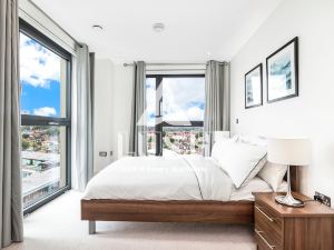 Lush Apartment - London Designer Outlet