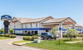 Howard Johnson by Wyndham Wichita Airport