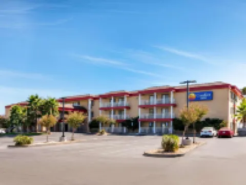 雷德布拉夫 I-5 附近舒適全套房酒店 雷德布拉夫酒店