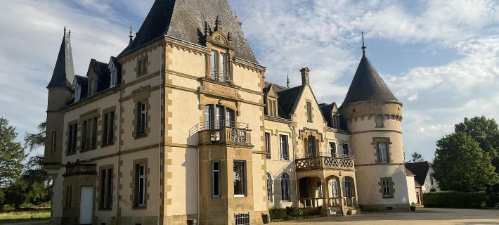 Chateau Tout Y Fault Hotels in Allier