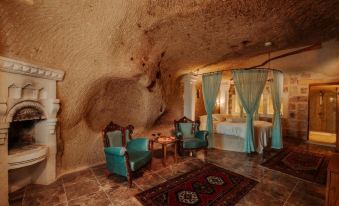 Holiday Cave Hotel