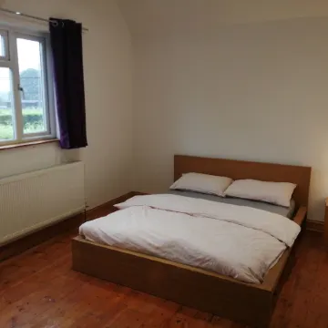 4 Bed House - Sleeps 10 - Pets - Parking - Wifi