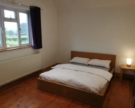 4 Bed House - Sleeps 10 - Pets - Parking - Wifi Hotels in Sutton