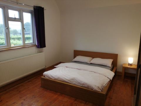 4 Bed House - Sleeps 10 - Pets - Parking - Wifi