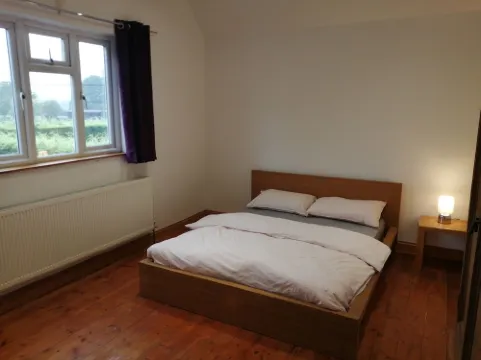 4 Bed House - Sleeps 10 - Pets - Parking - Wifi