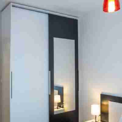 Sunny 1Bdr Apartment Near Center Rooms