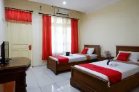 RedDoorz Plus Near Stadion Wijaya Kusuma Hotels in North Cilacap
