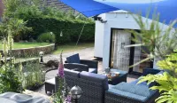 Armidale Cottages B&B Hotels in Broughton