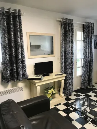 Studios les Iris Отели в г. Буре