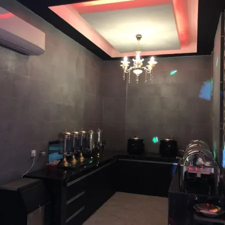 Qu Lin Resident
