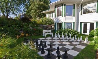 Elmhirst's Resort