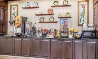 Days Inn & Suites by Wyndham Columbia Airport