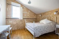 Domaine du Chauvet Hotel dekat Le 45ème Parallèle Nord et Le coteau de Montalon.