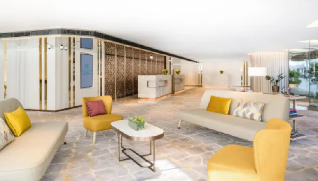 The Royal Pacific Hotel and Towers Отели рядом с достопримечательностью «Круг»