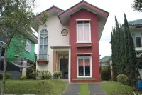 Villa Arjuna 17 Puncak Resort Hotel dekat Taman Bunga Nusantara