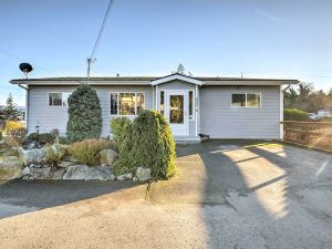 Pet-Friendly North Bend Home with Bay Views!