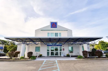 Motel 6 Tewksbury, MA - Boston Отели рядом с достопримечательностью «Tsongas Center»