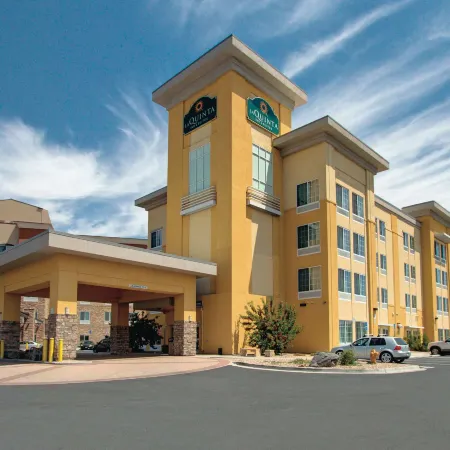 La Quinta Inn & Suites by Wyndham Denver Gateway Park