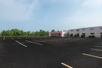 Howard Johnson by Wyndham Gravenhurst - parking