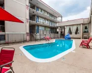 Econo Lodge - Pools