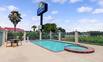 Days Inn & Suites by Wyndham Houston North/Spring