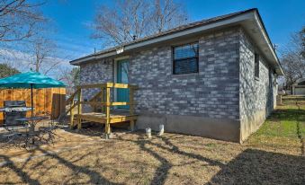 Cozy Home Blocks to Georgetown Square and SU!